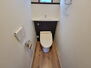 千葉市緑区あすみが丘３丁目社有 毎日使うトイレは落ち着きと清潔感のあるデザイン。スタイリッシュなタンクレスタイプ