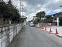 中古戸建 前面道路含む現地写真