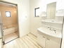 橿原市石原田町　新築一戸建て　２２－１期　２号棟 収納たっぷりのキャビネットは、使いやすく清潔感のある洗面室に！