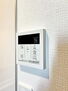 横須賀市長浦町第１　新築　３号棟 壁に給湯のコントロールパネルがございます。