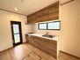 羽生市大字中岩瀬　中古　４ＬＤＫ納戸 スペースが有効的に使える壁付けタイプのキッチン。