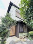松戸市三ケ月　中古戸建て 緑に囲まれた落ち着く玄関。