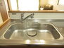 新築戸建　岡山市南区福富東ＩＩＩ 大きめのキッチンシンクです。調理しながらのお皿洗いも充分可能です。