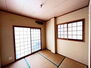 吹田市片山町４丁目　中古　６ＬＤＫＤＥＮ 1階和室です。二面採光で開放感がございます。