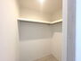 川口市新井宿 WICのメリットの1つ目は、1箇所にまとめて収納が出来ること。2つ目は、衣替えが必要ないこと。3つ目は、扉が少なくなり室内がスッキリ見えること。