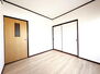 枚方市杉山手１丁目　中古 2階約4帖の洋室です。インテリアを選ばないシンプルな内装です。