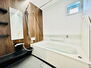 加茂５丁目　新築戸建 一日の疲れを癒す浴室は広々1坪以上♪雨の日に便利な浴室乾燥機付きです。
