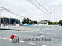 加須市三俣２３－１期　ＬＩＧＮＡＧＥ　新築戸建　全１４区画　１１号棟 前面道路含む現地写真