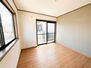 中央区宮崎町戸建て 【4月16日更新】2階洋室（5.4帖）の様子です。天井・壁クロス張替え、床は12mのフロアーを重ね張りします。子供部屋におすすめです♪