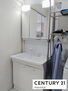 鶴岡市末広町 洗面台の鏡は三面鏡になります。裏は収納になっています。洗面台の隣は洗濯機置き場