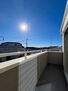 横浜市港北区下田町２丁目　新築一戸建て プライベート性が確保されたバルコニー。ワイドな空間にたっぷりの陽光が降り注ぎます。