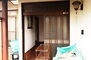 沼津市足高　優美な風情が感じられる良質な平家建て 玄関外側の様子です。