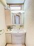 藤沢市鵠沼桜が岡三丁目　中古戸建 使い勝手の良い三面鏡の洗面台です