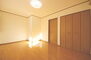 朝倉町２丁目　３ＬＤＫ　中古住宅 洋室7.8帖　広々とした空間で、よりご家族が寛げるスペースとなっています。