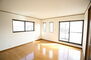 佐倉市稲荷台２丁目中古戸建 2階洋室（約8帖）たくさんの自然光が入る窓があって、とても明るい雰囲気なんですよ。