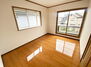千葉市緑区誉田町１丁目　社有 バルコニーに面しており、陽光の差しこむ開放感のある洋室です 