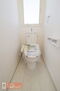日光市土沢２２－Ｐ１　６号棟 【トイレ】現地完成写真。温水洗浄暖房便座付き。
