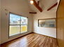 河内長野市木戸３丁目　中古戸建 勾配天井で開放的な6帖洋室！梁を見せた居室はオシャレな雰囲気です。
