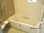 中古戸建　国分町 1坪タイプの広い浴室。アクセントパネル採用のモダンなデザイン。