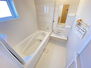 越谷市大里　全４棟　３号棟 広々1坪タイプのゆったり浴室ユニット。防カビ・抗菌素材なのもうれしい。 