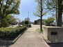 田川北１丁目 【公園】徒歩約１分のところにある「田川東公園」です。複数の滑り台、ブランコ、お砂場、広場、屋根付きのベンチなどがあり、トイレはありませんが手洗い場がございます。春には桜がきれいに咲くようです。