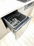 食洗機は噴水のように水を噴射して食器類の汚れをムラなく洗い流します。家事が軽減されるだけでなく水道代や光熱費の節約にも貢献します。