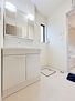 成田市美郷台１丁目　新築一戸建て　１期　全２棟 白を基調とした清潔感のある洗面所。シンプルでスタイリッシュなデザインです。