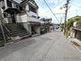 オーナーチェンジ物件中古テラスハウス　向日市寺戸町西野 前面道路含む現地写真