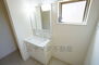 飯塚市楽市１１期　９号棟　新築戸建 同仕様写真。収納が隠れて使いやすい、シャワー付き三面鏡洗面ドレッサーです。朝の準備もぬかりなくできます。