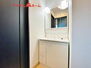掛川市下垂木　６号棟 ゆとりの洗面スペースで朝の身支度も快適スムーズ。 鏡の裏にはたっぷりと収納スペースを標準装備 