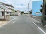 豊川市豊川西町　戸建 前面道路は公道で、車のすれ違いもラクラクな広々6mの幅があります