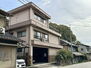 浦崎町　土地建物 浦崎町にある中古住宅です。土地面積はトータル366.76坪。建物の東側に広大な畑があります。季節に合わせた家庭菜園も出来て、新鮮な野菜を使った食事作りができますね。合計3筆、未登記建物があります。