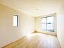 豊川市一宮町２３ー１期　３号棟 バルコニーに面した約7帖の洋室です。寝具を置いても余裕のある広さで、主寝室におすすめです。