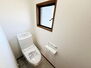 静岡市葵区竜南３丁目　中古戸建 白で統一された清潔感のあるトイレです。こまめな換気が可能な小窓もございます。
