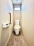 加茂５丁目　新築戸建 小窓＆手すり付きのトイレです。