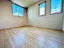 加茂５丁目　新築戸建 6.5帖の洋室です。全居室2面採光＆収納付き♪