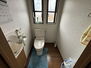 上越市大字野尻 1階　トイレ。一般的なトイレよりもスペースを広くとってあります。