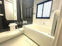 中古　町田市金森６丁目 浴室乾燥暖房付のバスルーム。天気や時間を気にせずに、いつでも洗濯物を乾かせます。
