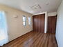 鎌ケ谷市東中沢２丁目 【2階洋室】住まう方自身でカスタマイズして頂けるようにシンプルにデザインされた室内。家具やレイアウトでお好みの空間を創りあげられます