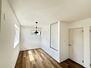 鎌ケ谷市東道野辺４丁目 住まう方自身でカスタマイズして頂けるようにシンプルにデザインされた室内。家具やレイアウトでお好みの空間を創りあげられます。