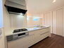 伊奈町小室　３期　１号棟　全１棟 ホワイトを基調にした清潔感のあるキッチン。