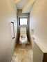 彦根市開出今町１４号地　新築戸建 階段下スペースを有効活用した1階トイレ。　無駄なスペースがなく住空間を広くとっている間取りです。手摺や収納もあります