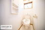 柏市手賀の杜２丁目　中古戸建 1・2階にトイレがございます！朝の忙しい時間帯も待たずにすみそうですね。白を基調とした清潔感のあるトイレでお手入れがしやすいです！