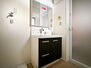 大田区南六郷２丁目　新築一戸建て 清潔感のあるワイドな洗面台は収納力もあり、いつでもすっきりとした洗面室に。