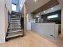 苫編　中古戸建 キッチンと階段が見事に融合しており、おしゃれさと実用的さを兼ね備えております。