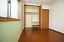 泉佐野市日根野 寝室や子供部屋としてもご利用頂ける洋室約6帖（洋室約7帖隣）。収納たっぷりのクローゼット付きです。