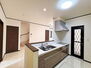 越谷市弥十郎 吊戸棚で視界を遮らず、パノラマ感を重視したタイプのキッチンスペース。 