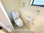 ホワイトで統一された清潔感ある空間は手洗い一体型のトイレ設備です。