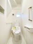 川越市並木２期　新築　　全９棟 明るく清潔感のあるトイレです。 