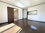 小山市横倉　中古住宅 【ＬＤＫ１４帖】 優しい雰囲気のナチュラルな床材でどんな家具にもマッチします！部屋全体が明るい雰囲気に♪
